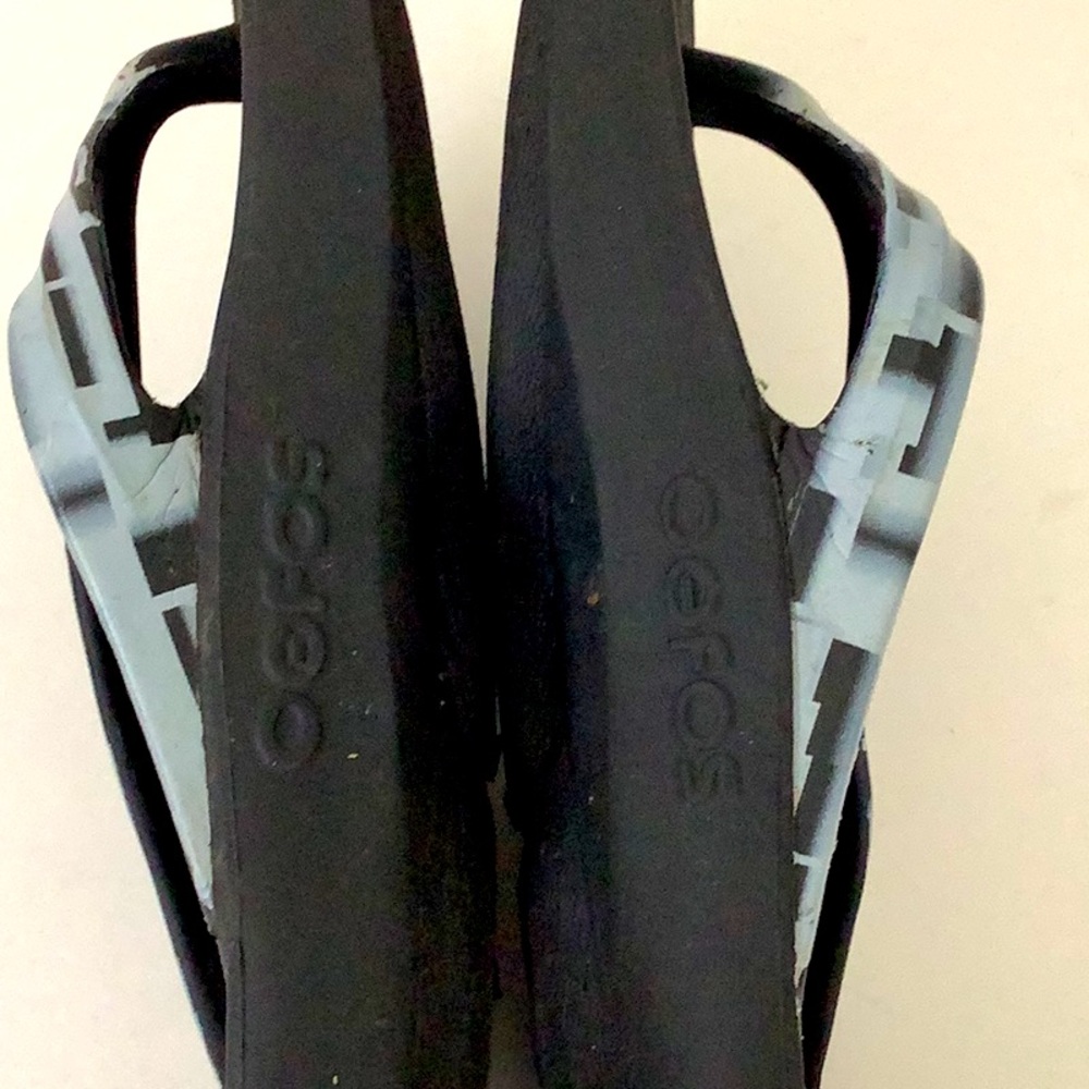 OOFOS Black and Gray Thong Flip Flops, Heavily Worn Preppy Beach Slippers Shower - Picture 6 of 8